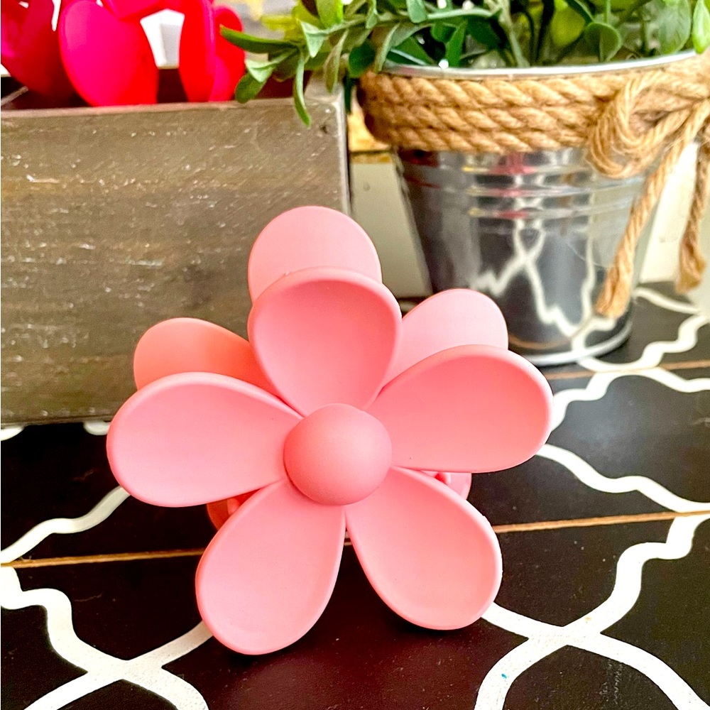 Large flower hair clip in Light Pink. Very pretty and sturdy.
